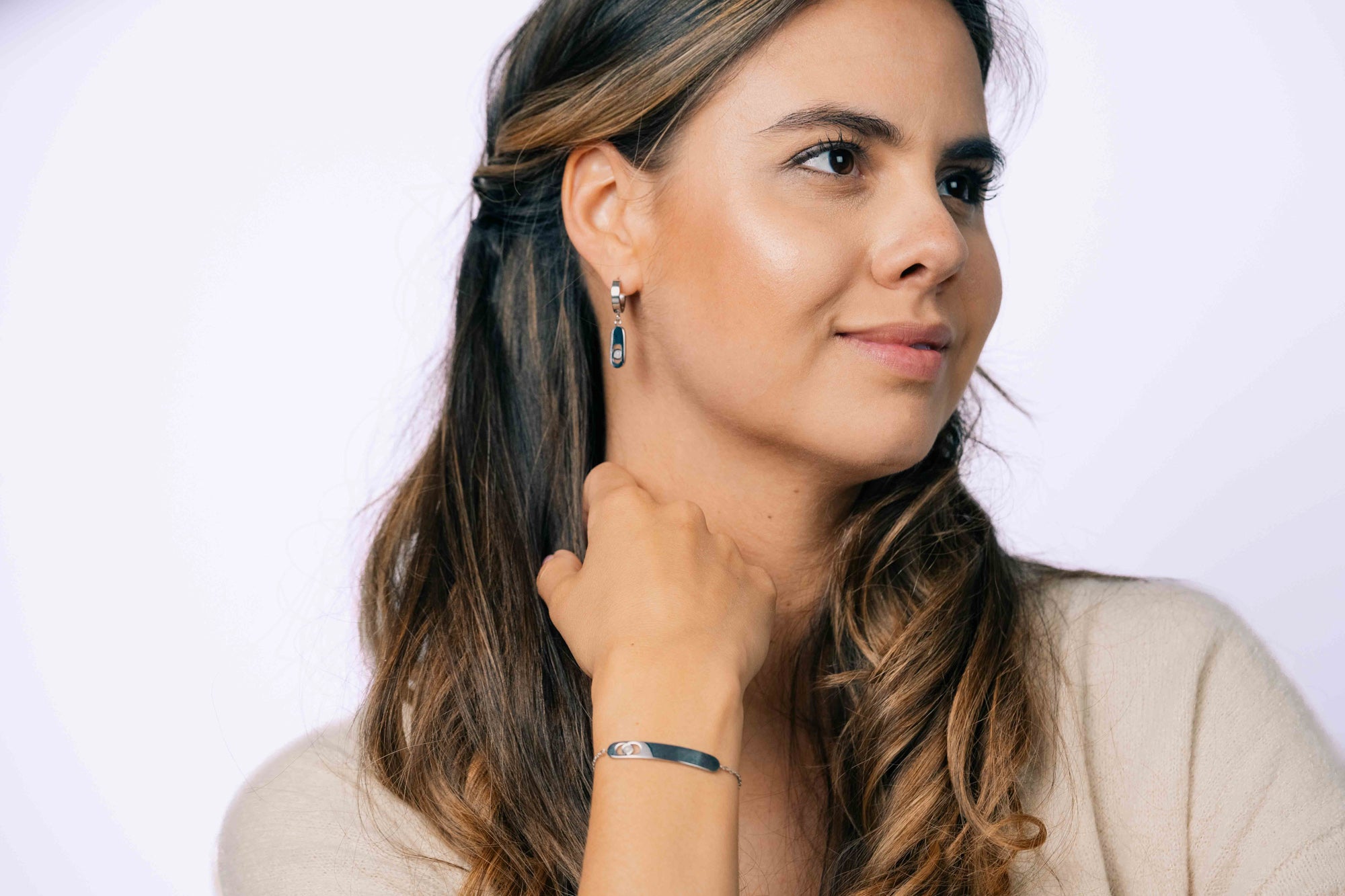 Bracelet and earrings with white selenite stone