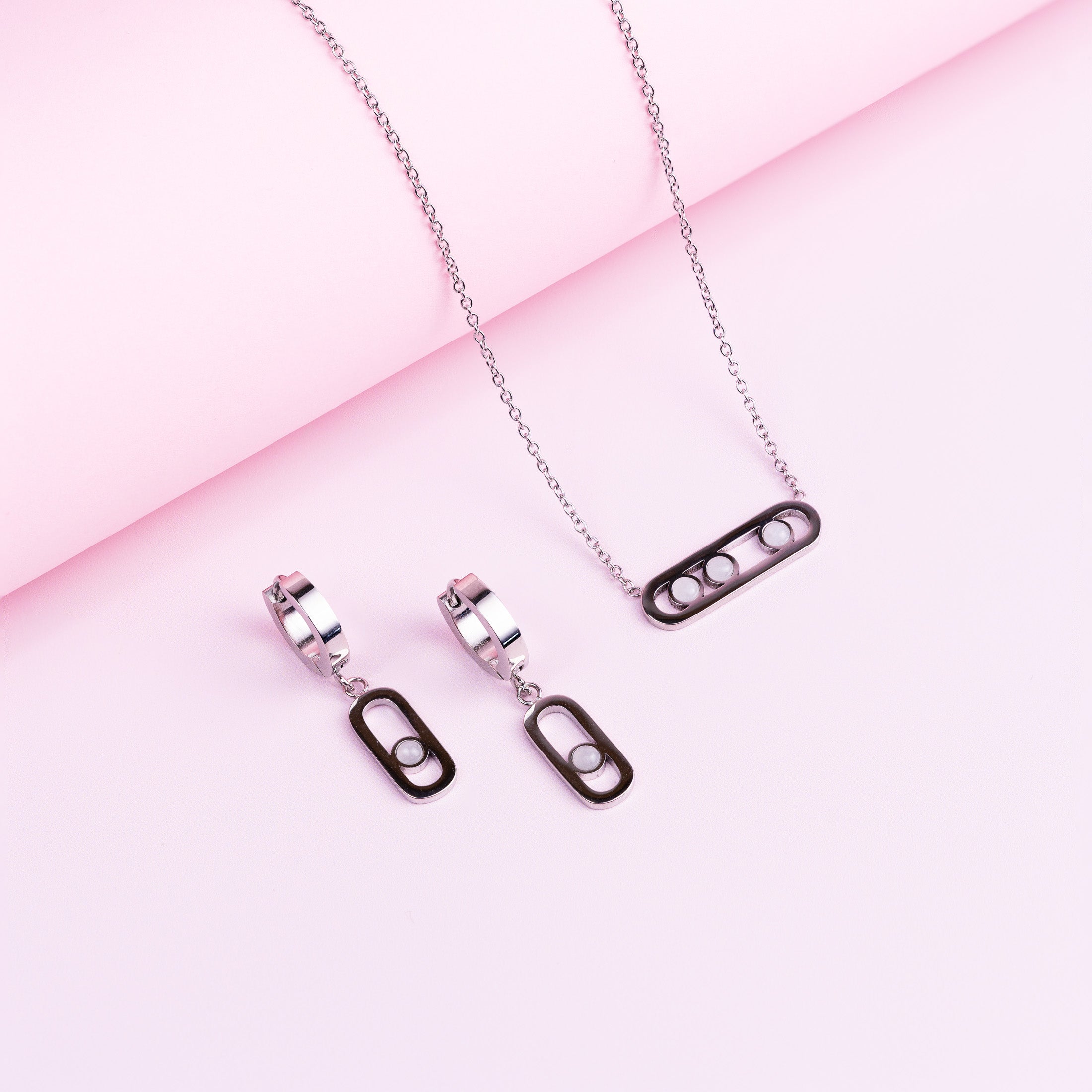Necklace and earrings with white selenite stone