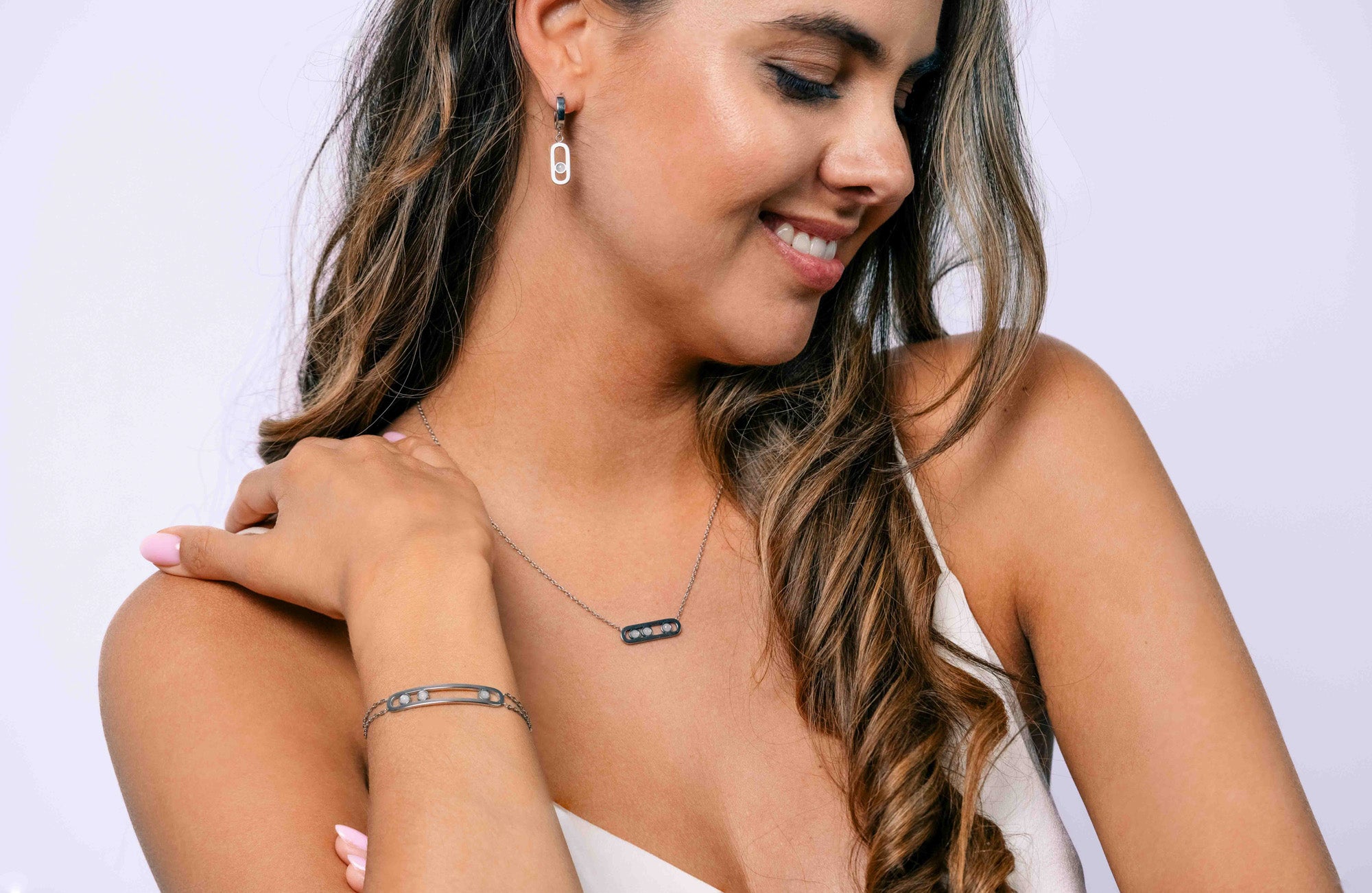 Set of 3 jewels with silver finish and white selenite stone