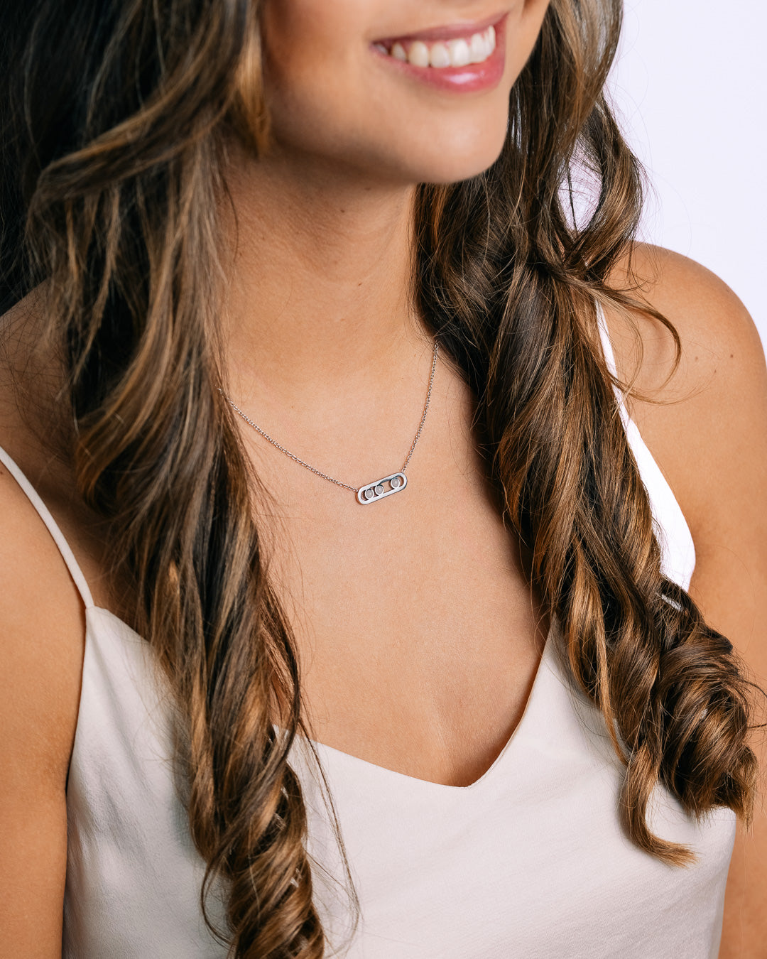 Set of 3 jewels with silver finish and white selenite stone