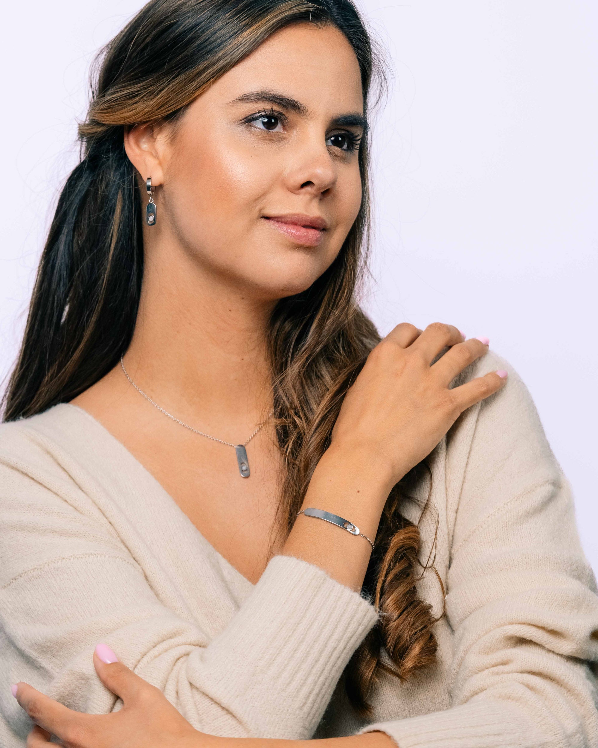 Setje van 3 juwelen met zilveren afwerking en witte selenietsteen