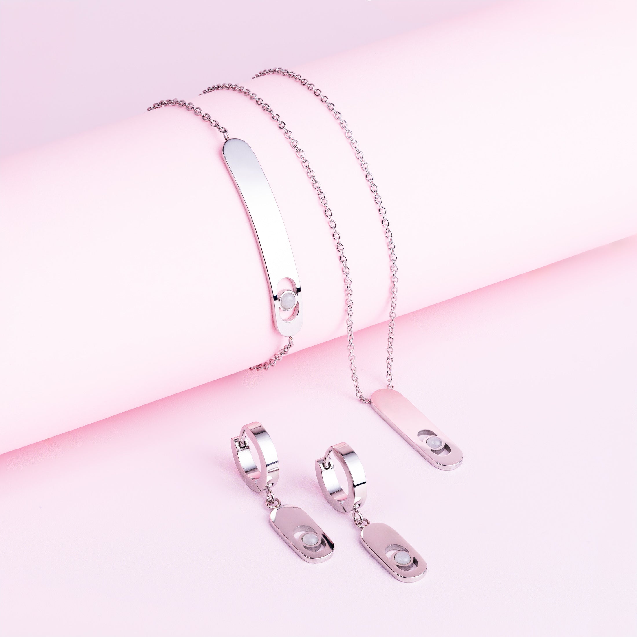 Setje van 3 juwelen met zilveren afwerking en witte selenietsteen